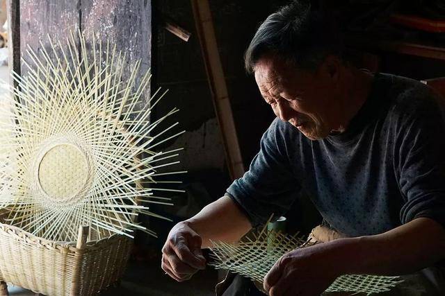 洛寧竹編匠人談中日竹編之別 一曰實用，一曰制作