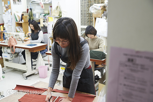 尾道の孤獨(dú)な男 帆布の美しさを織りなす女性の手仕事と広告デザインの物語(yǔ)